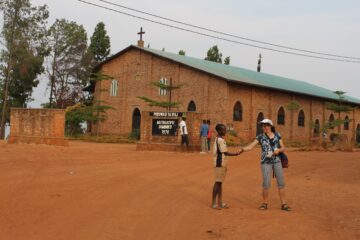 Zwei Menschen in Ruli geben sich die Hand